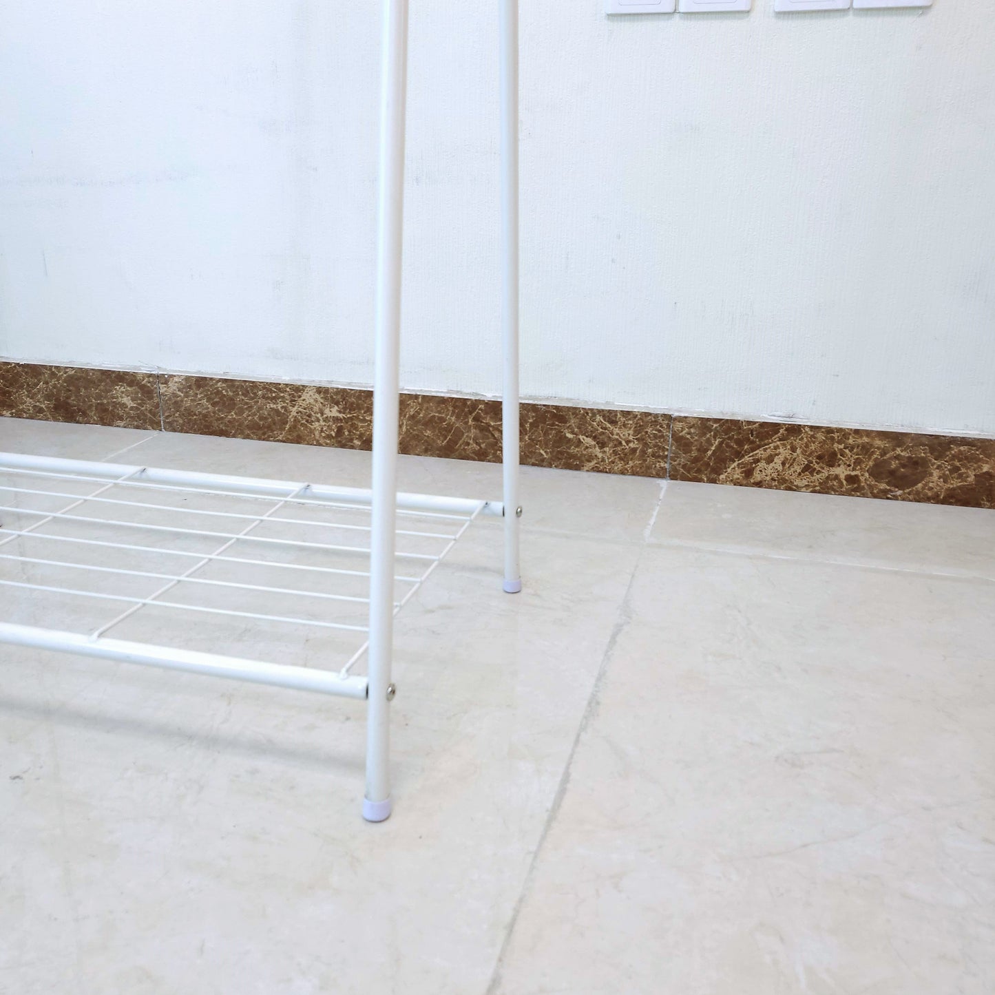 1 ladder to secure hangers (White)