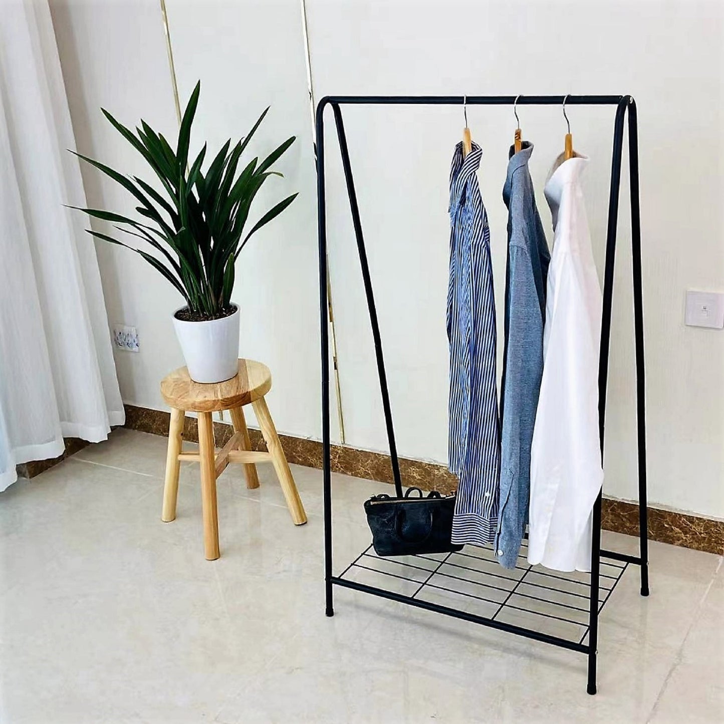 1 ladder to secure hangers (Black)