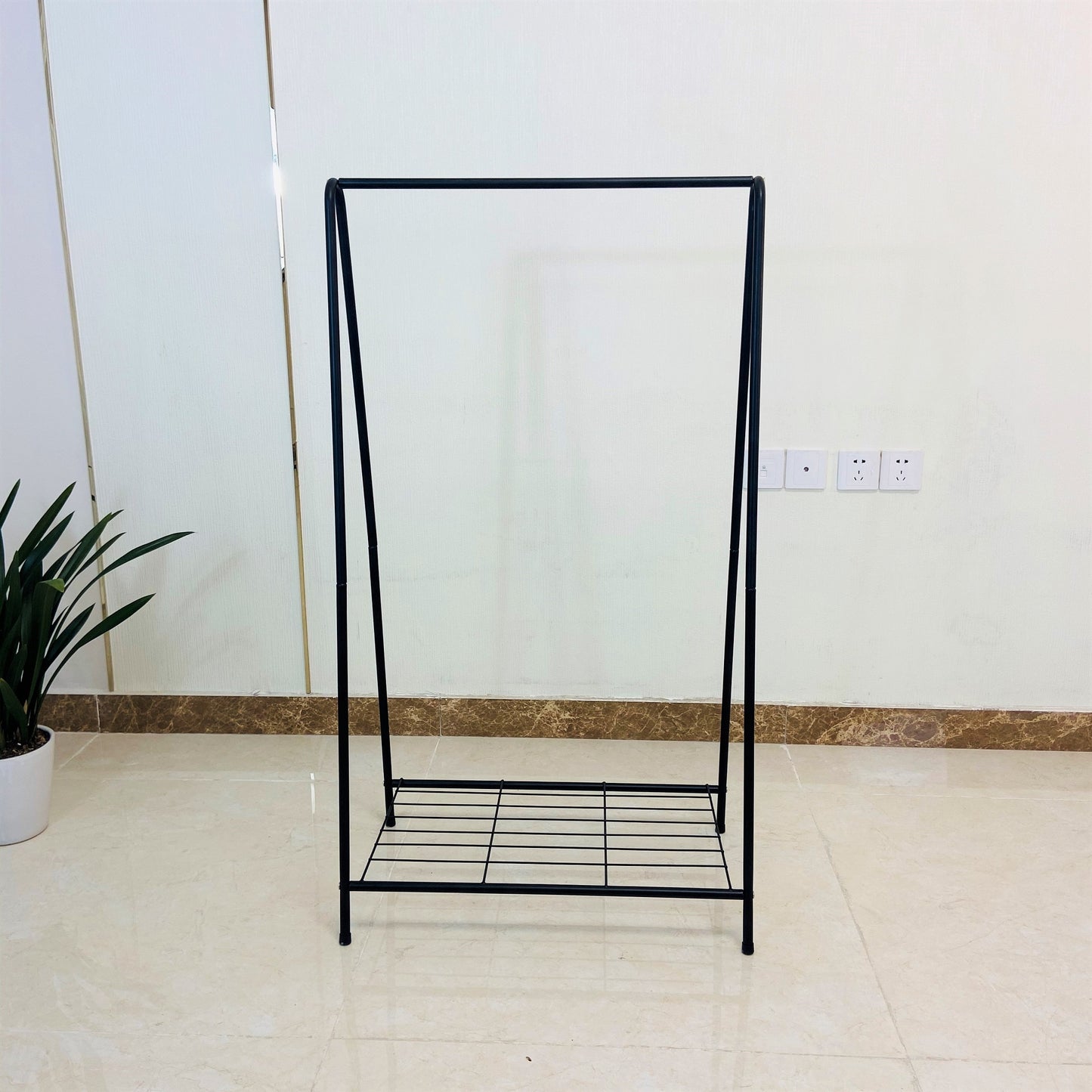 1 ladder to secure hangers (Black)